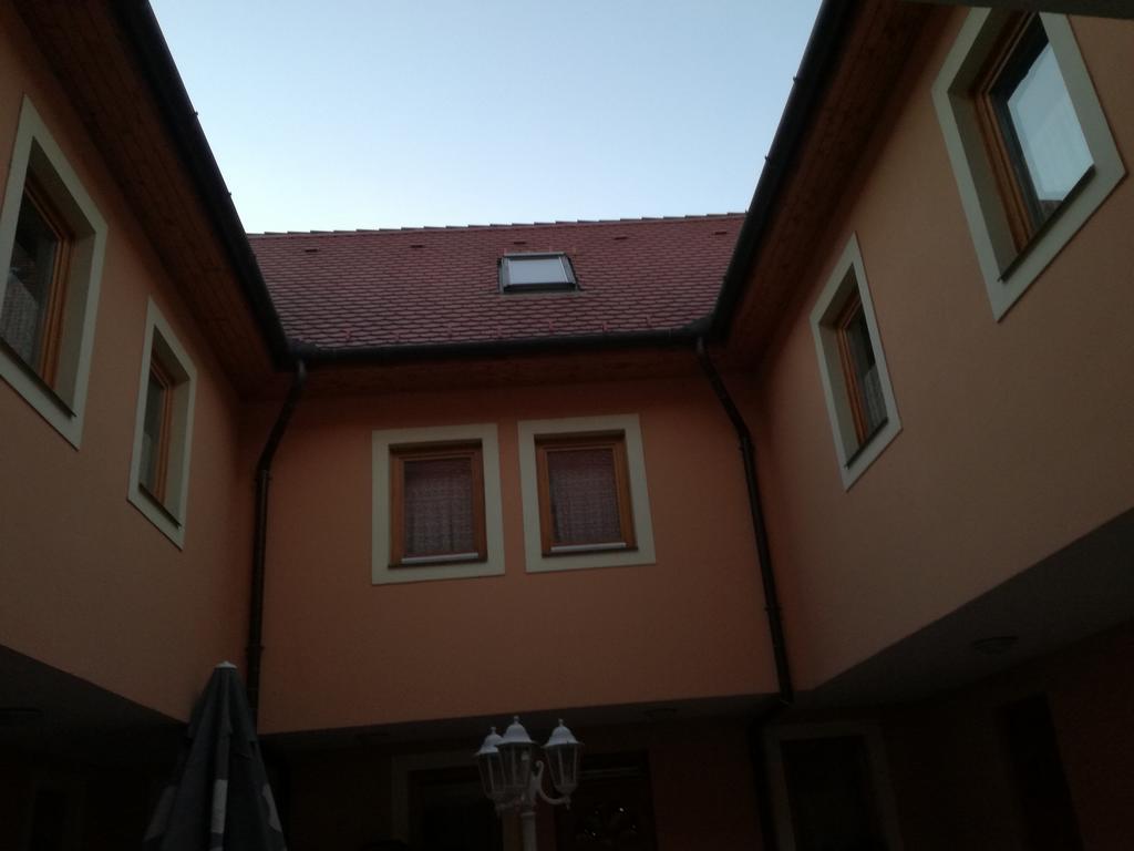 Hotel Arany Trofea Eger Buitenkant foto
