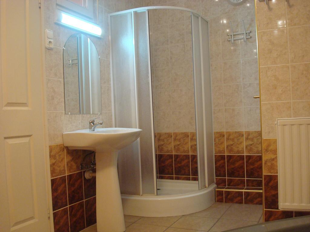 Hotel Arany Trofea Eger Buitenkant foto