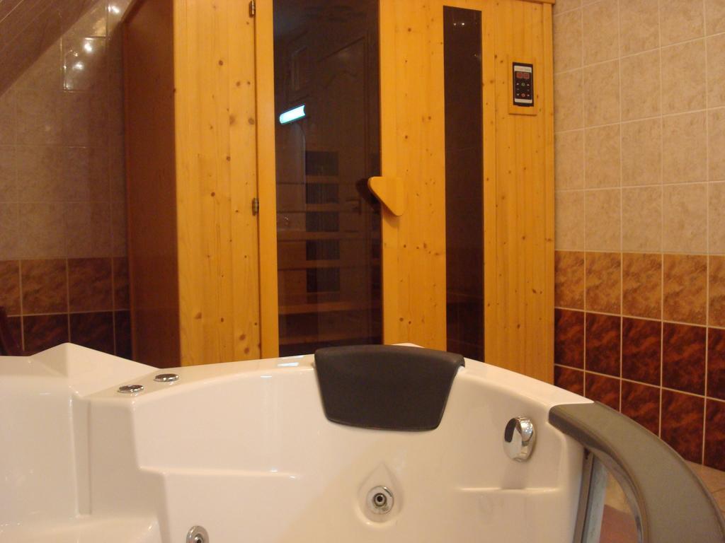 Hotel Arany Trofea Eger Buitenkant foto
